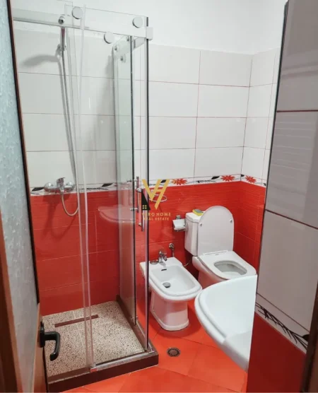 Tirane, jepet me qera apartament 1+1+Ballkon Kati 3, 85 m² 520 € (5 MAJI)