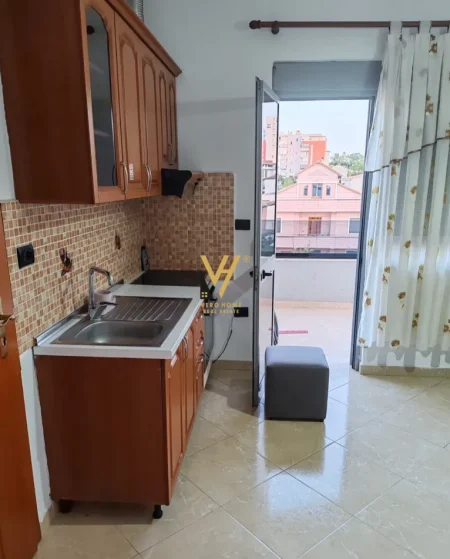 Tirane, jepet me qera apartament 1+1+Ballkon Kati 3, 85 m² 520 € (5 MAJI)