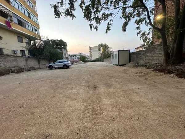 Tirane, jepet me qera truall , 900 m²