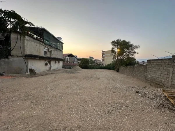 Tirane, jepet me qera truall , 900 m²