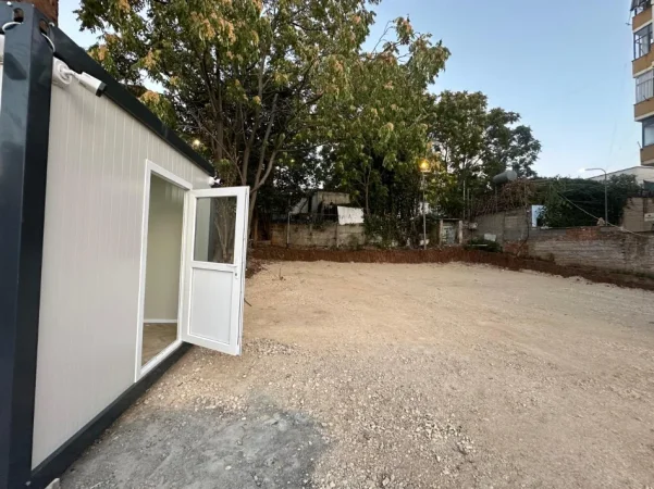 Tirane, jepet me qera truall , 900 m²