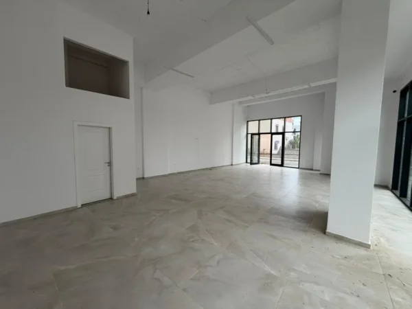 Tirane, jepet me qera ambjent biznesi Kati 1, 112 m² 1.000 € (Astir)