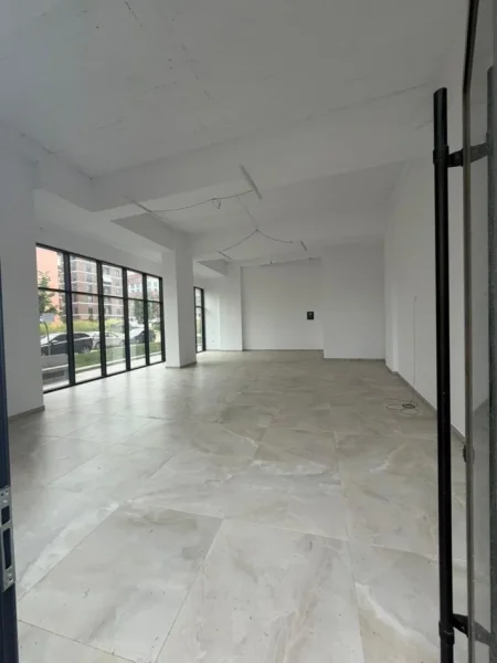 Tirane, jepet me qera ambjent biznesi Kati 1, 112 m² 1.000 € (Astir)