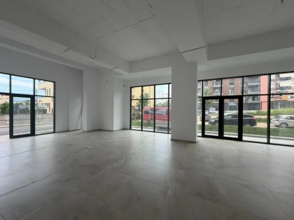 Tirane, jepet me qera ambjent biznesi Kati 1, 112 m² 1.000 € (Astir)