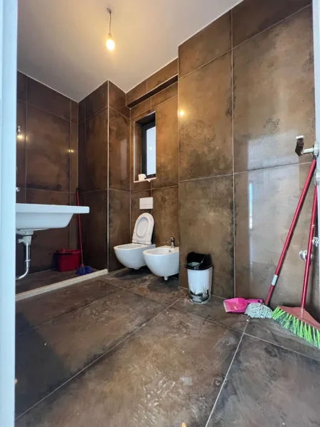 Tirane, shitet apartament 2+1+Ballkon Kati 1, 274 m² 