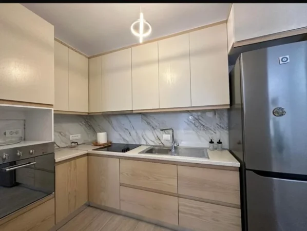 Tirane, jepet me qera apartament 2+1 Kati 1, 90 m² 650 € (Ministria e Mbrojtjes)