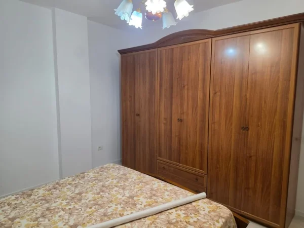 Tirane, jepet me qera apartament 2+1 Kati 5, 90 m² 700 € (Ish Parku i Autobusave)