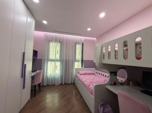 Tirane, shitet apartament Kati 5, 130 m² 390.000 € (Square 21, Rruga e Kavajes)