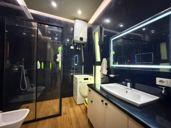 Tirane, shitet apartament Kati 5, 130 m² 390.000 € (Square 21, Rruga e Kavajes)