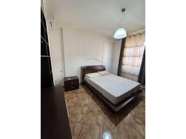 Tirane, jepet me qera apartament 2+1+Ballkon Kati 4, 104 m² 550 € (Unaza e Re)