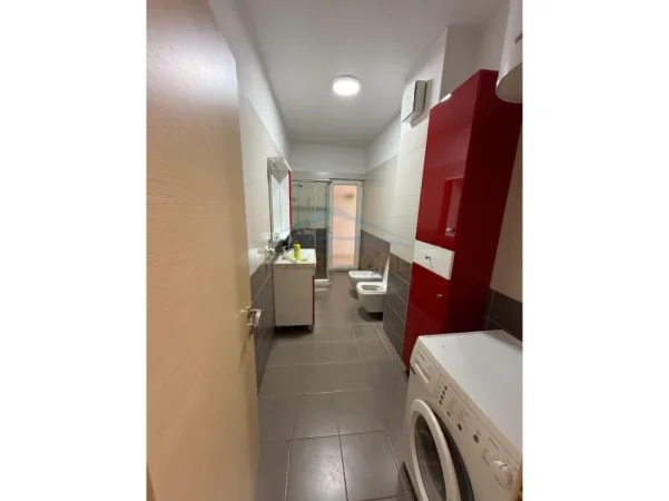Tirane, jepet me qera apartament 2+1+Ballkon Kati 1, 113 m² 700 € (Rruga Ferit Xhajko)