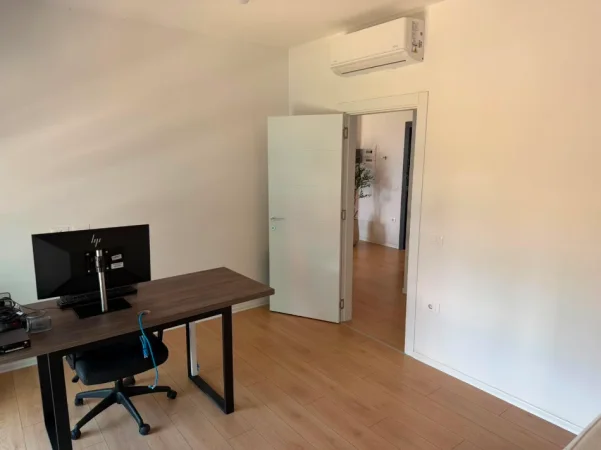 Tirane, jepet me qera zyre Kati 2, 105 m² 700 € (Bulevardi ri)