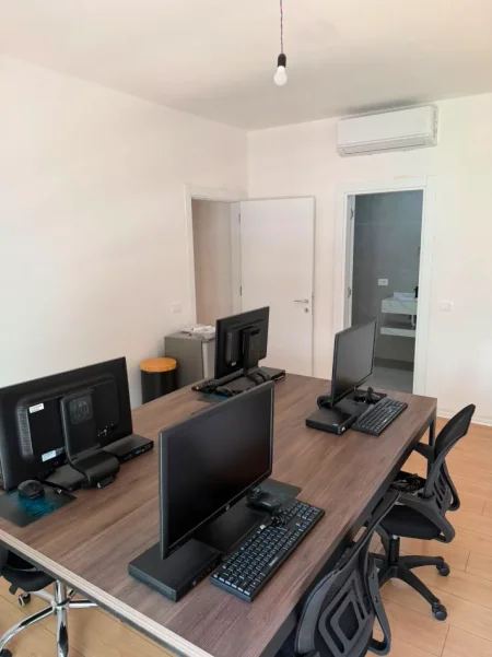 Tirane, jepet me qera zyre Kati 2, 105 m² 700 € (Bulevardi ri)