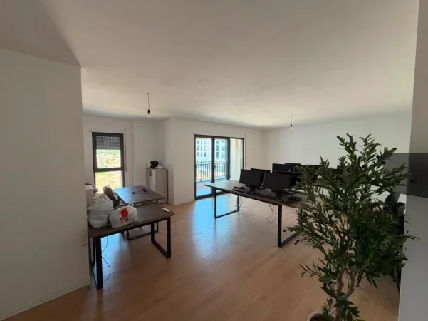 Tirane, jepet me qera zyre Kati 2, 105 m² 700 € (Bulevardi ri)