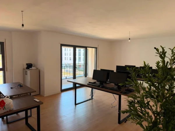 Tirane, jepet me qera zyre Kati 2, 105 m² 700 € (Bulevardi ri)