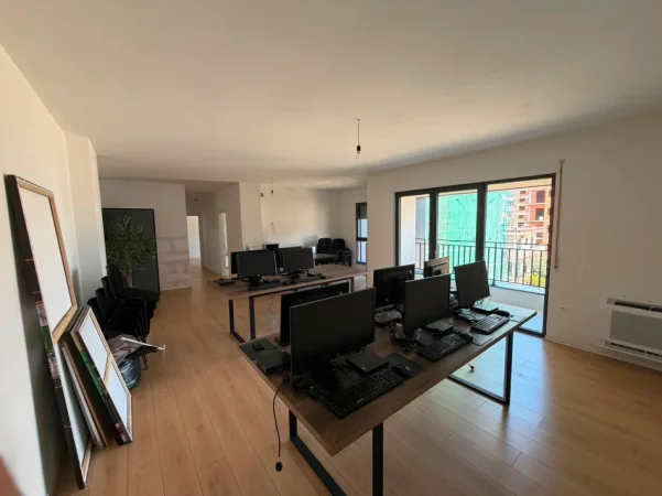 Tirane, jepet me qera zyre Kati 2, 105 m² 700 € (Bulevardi ri)