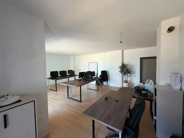 Tirane, jepet me qera zyre Kati 2, 105 m² 700 € (Bulevardi ri)
