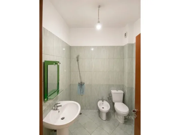 Tirane, jepet me qera apartament 1+1 Kati 8, 59 m² 480 € (Yzberisht SPEED146582)