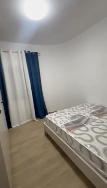 Tirane, jepet me qera apartament 1+1 Kati 2, 50 m² 520 € (Rruga 5 Maji)