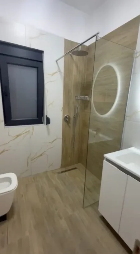 Tirane, jepet me qera apartament 1+1 Kati 2, 50 m² 520 € (Rruga 5 Maji)