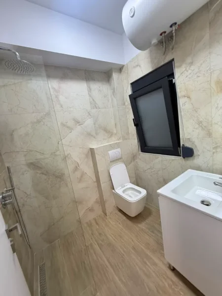 Tirane, jepet me qera Banesë 1+1, Kati 2,Mobilim i Ri, Me Parket, Çmimi 50.000 Lekë të Reja, tek 5 Maj, Tiranë.