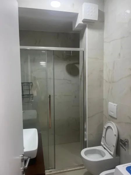 Tirane, jepet me qera apartament 3+1 Kati 9, 130 m² 850 € (Selvia)
