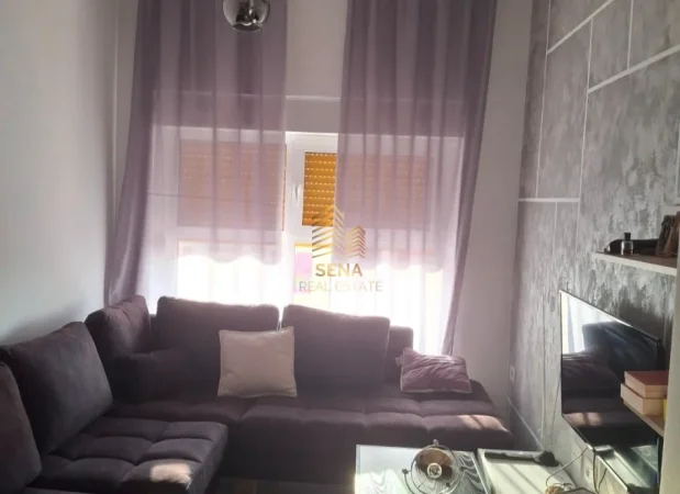 Tirane, jepet me qera apartament 1+1+Ballkon Kati 8, 50 m² 500 € (Ali Demi - Kompleksi Mangalem)