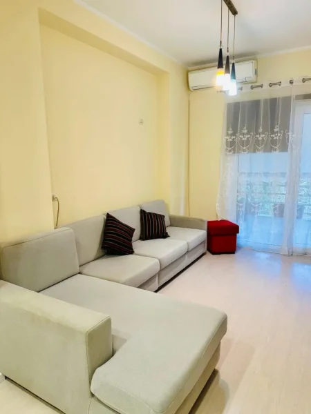 Tirane, jepet me qera apartament 1+1 Kati 1, 85 m² 600 € (Rruga Kodra e Diellit)