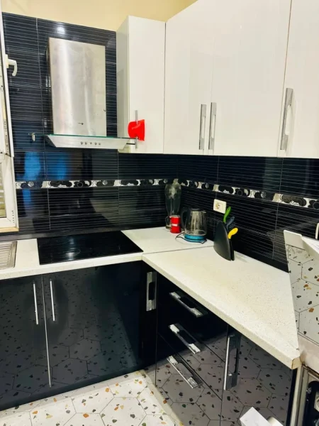 Tirane, jepet me qera apartament 1+1 Kati 1, 85 m² 600 € (Rruga Kodra e Diellit)