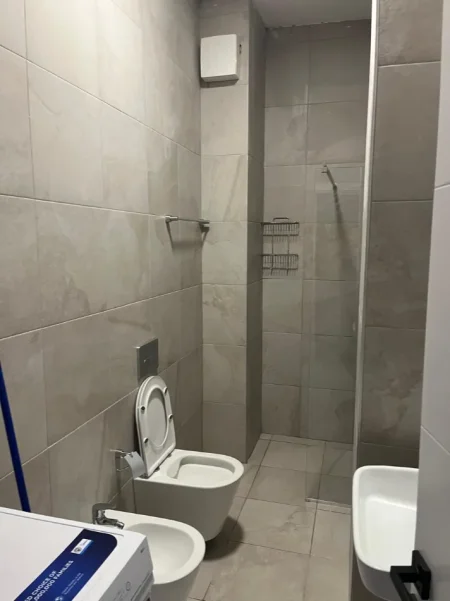 Tirane, jepet me qera apartament 1+1+Ballkon Kati 8, 65 m² 600 € (Laprake/Rr.Dritan Hoxha)