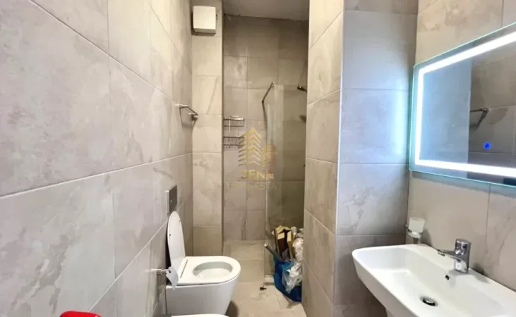 Tirane, jepet me qera apartament 1+1+Ballkon Kati 8, 70 m² 600 € (Laprake - Kompleksi Aura)