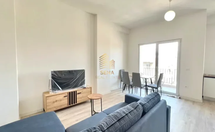 Tirane, jepet me qera apartament 1+1+Ballkon Kati 8, 70 m² 600 € (Laprake - Kompleksi Aura)