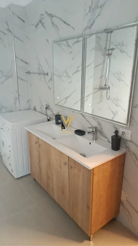 Tirane, jepet me qera apartament 3+1+Ballkon Kati 3, 150 m² 1.000 € (VILAT AMERIKANE)