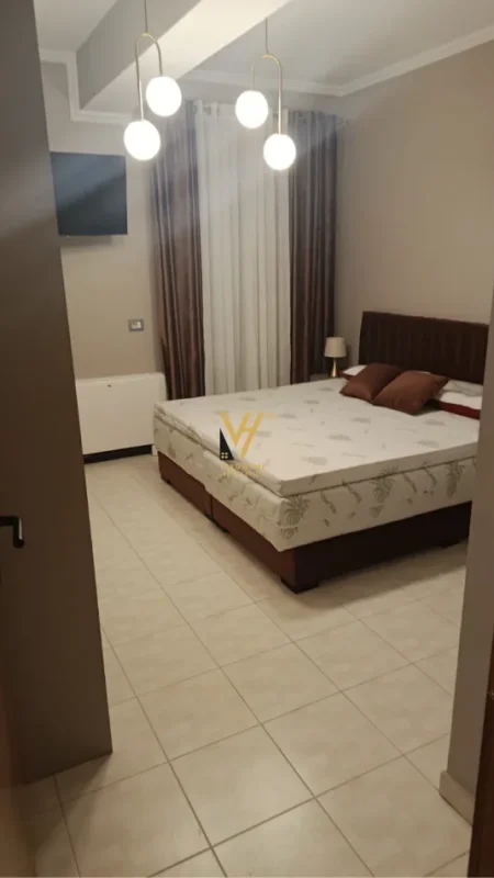 Tirane, jepet me qera apartament 3+1+Ballkon Kati 3, 150 m² 1.000 € (VILAT AMERIKANE)