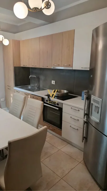 Tirane, jepet me qera apartament 3+1+Ballkon Kati 3, 150 m² 1.000 € (VILAT AMERIKANE)