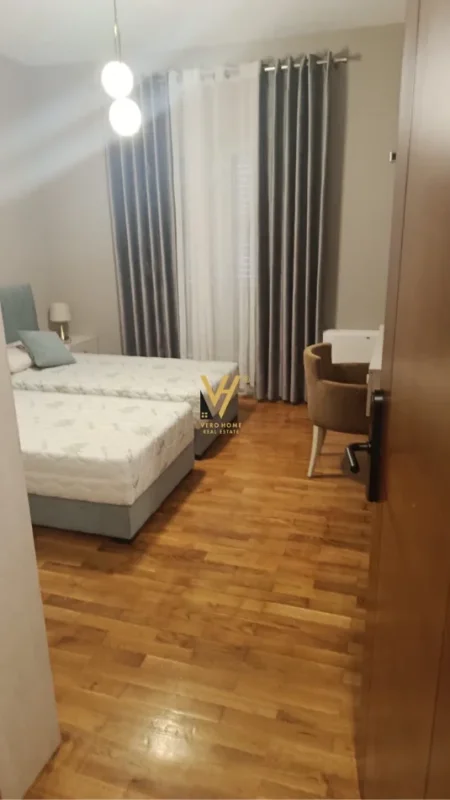 Tirane, jepet me qera apartament 3+1+Ballkon Kati 3, 150 m² 1.000 € (VILAT AMERIKANE)
