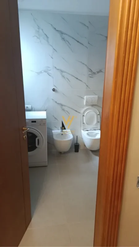 Tirane, jepet me qera apartament 3+1+Ballkon Kati 3, 150 m² 1.000 € (VILAT AMERIKANE)