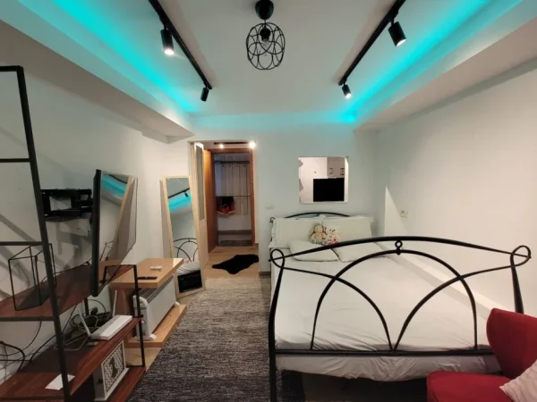 Tirane, jepet me qera apartament garsoniere 45 m² 400 € (Komuna Parisit)