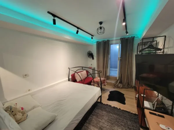Tirane, jepet me qera apartament garsoniere 45 m² 400 € (Komuna Parisit)