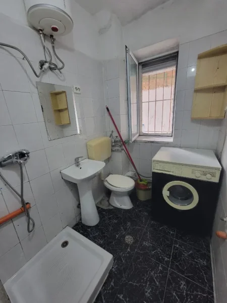 Tirane, jepet me qera apartament garsoniere Kati 1, 30 m² 270 € (Rruga Kongresi i Manastirit)