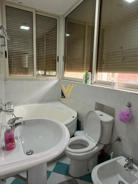 Tirane, jepet me qera apartament 1+1+Ballkon Kati 5, 45 m² 500 € (RRUGA E DURRESIT)