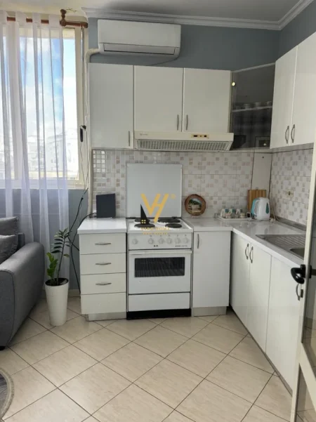 Tirane, jepet me qera apartament 1+1+Ballkon Kati 5, 45 m² 500 € (RRUGA E DURRESIT)