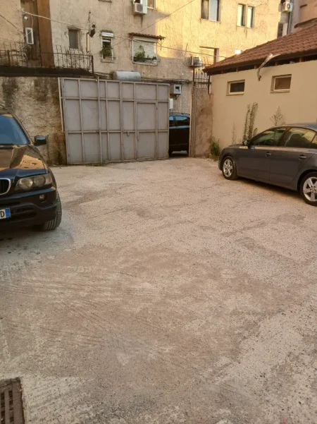 Tirane, jepet me qera ambjent biznesi Kati 0, 47 m² 70.000 € (xhamllik)