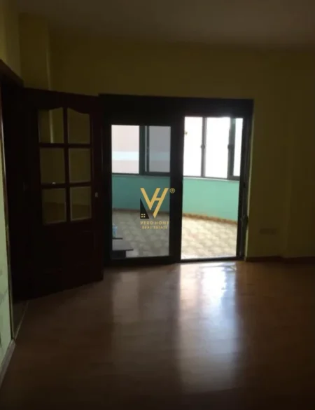 Tirane, jepet me qera apartament 3+1+Ballkon Kati 5, 170 m² 570 € (RRUGA E DIBRES)