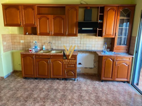Tirane, jepet me qera apartament 3+1+Ballkon Kati 5, 170 m² 570 € (RRUGA E DIBRES)