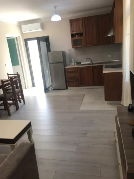 Tirane, jepet me qera Banesë 1+1 Kati 1, 70 m², Mobiluar, Çmimi 40.000 Lekë të Reja, tek Tregu Elektrik, Tiranë.