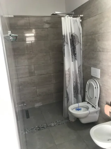 Tirane, jepet me qera Banesë 1+1 Kati 1, 70 m², Mobiluar, Çmimi 40.000 Lekë të Reja, tek Tregu Elektrik, Tiranë.