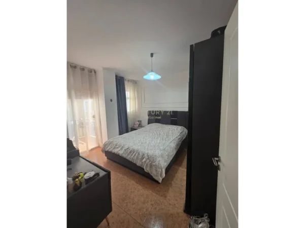 Tirane, jepet me qera apartament 1+1+Ballkon Kati 6, 62 m² 700 € (Komuna e Parisit)