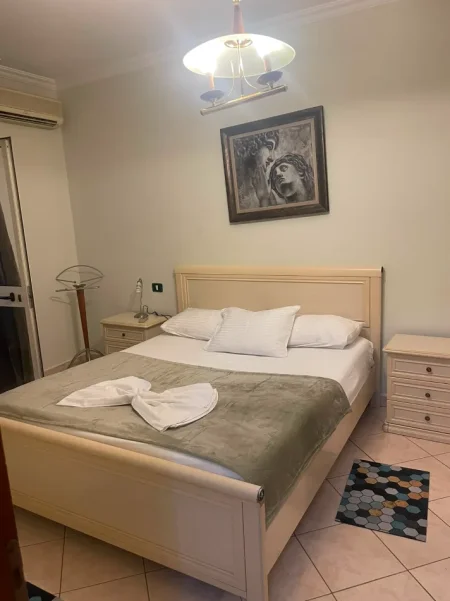 Tirane, jepet me qera Apartament 2+1+Ballkon Kati 7, 96 m²,Mobiluar, Çmimi 750 Euro, tek Bulevardi Zogu Parë, Stacioni Trenit, Tiranë.