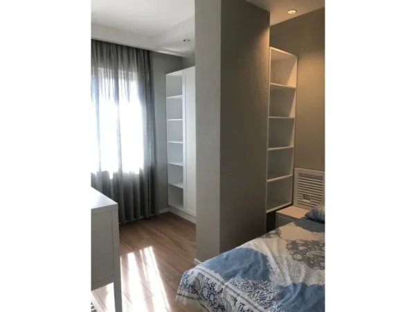 Tirane, jepet me qera apartament 1+1+Ballkon Kati 5, 60 m² 750 € (Rruga Bogdaneve)